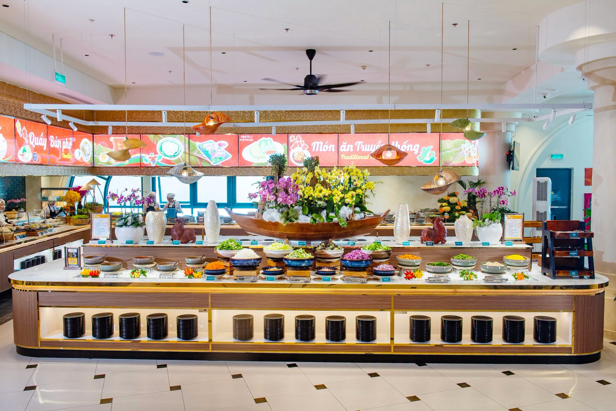 Quầy buffet món ăn thuyền thống tại nhà hàng trên Núi Bà Đen trong Combo Hoàng Hôn 986m